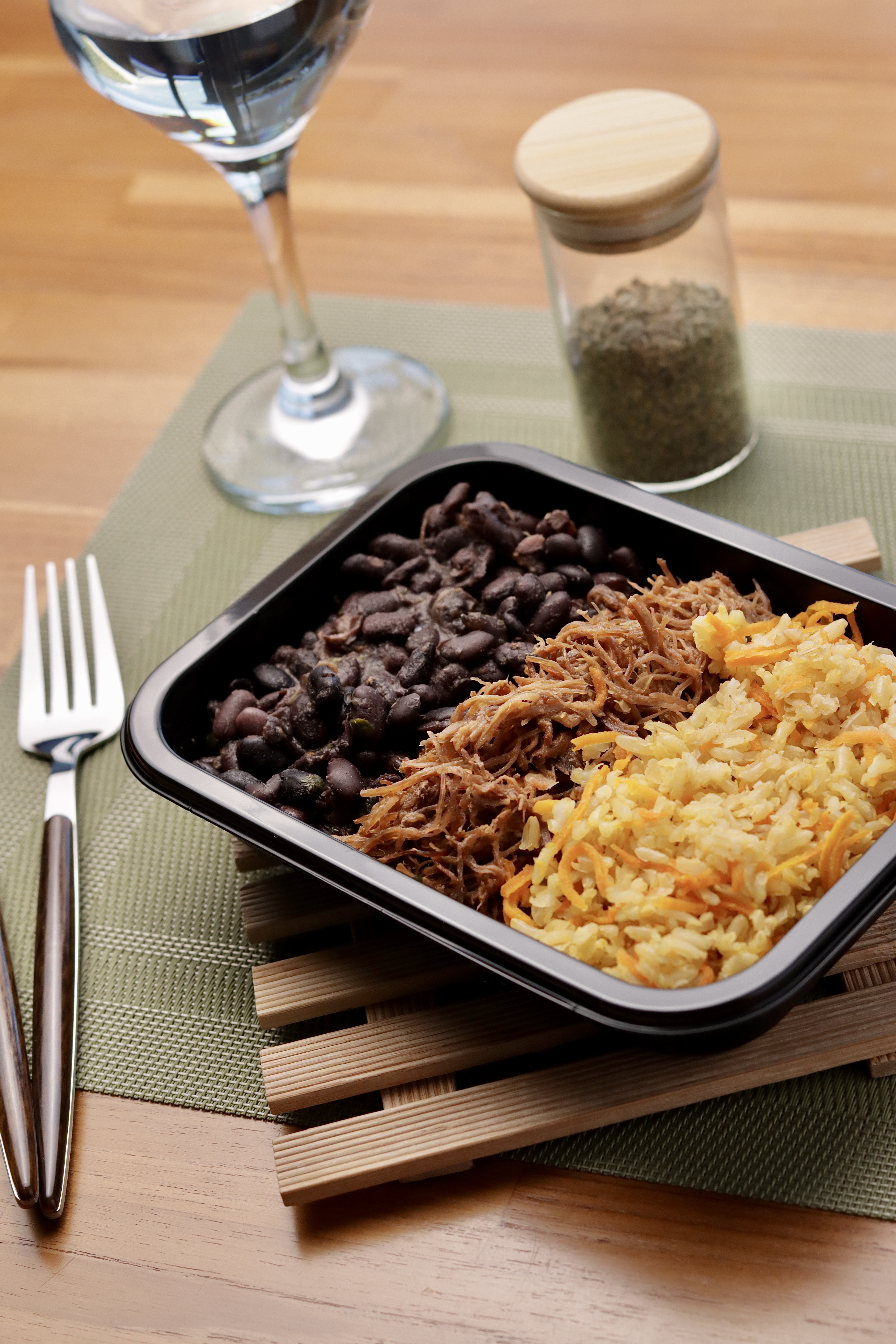 Carne de panela do Chef com arroz integral de cenoura e feij&atilde;o preto